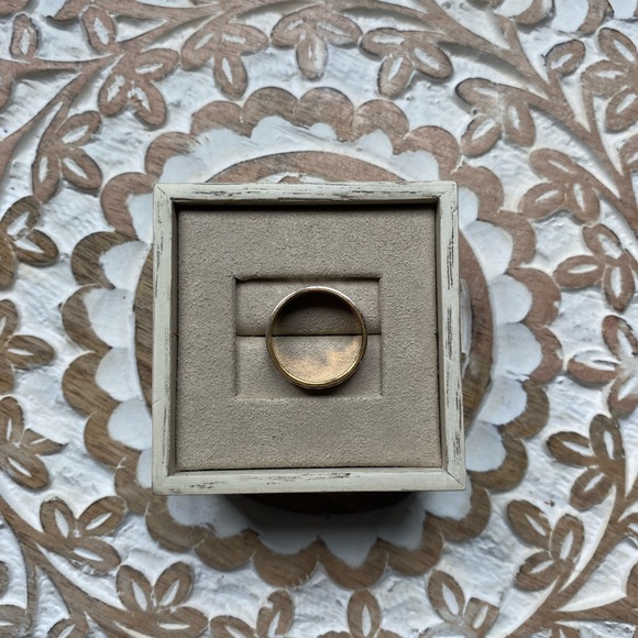 Silver & Gold tone ring with etching - Picture 2 of 3